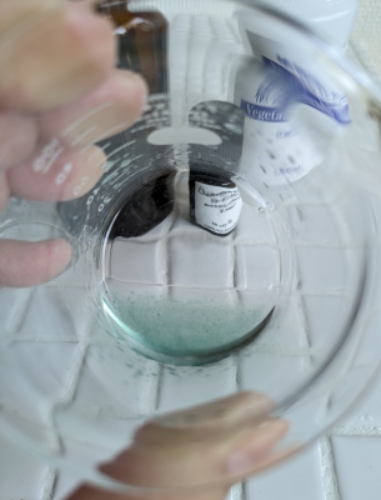植物性グリセリンにカモミール精油を加えてまぜたところ