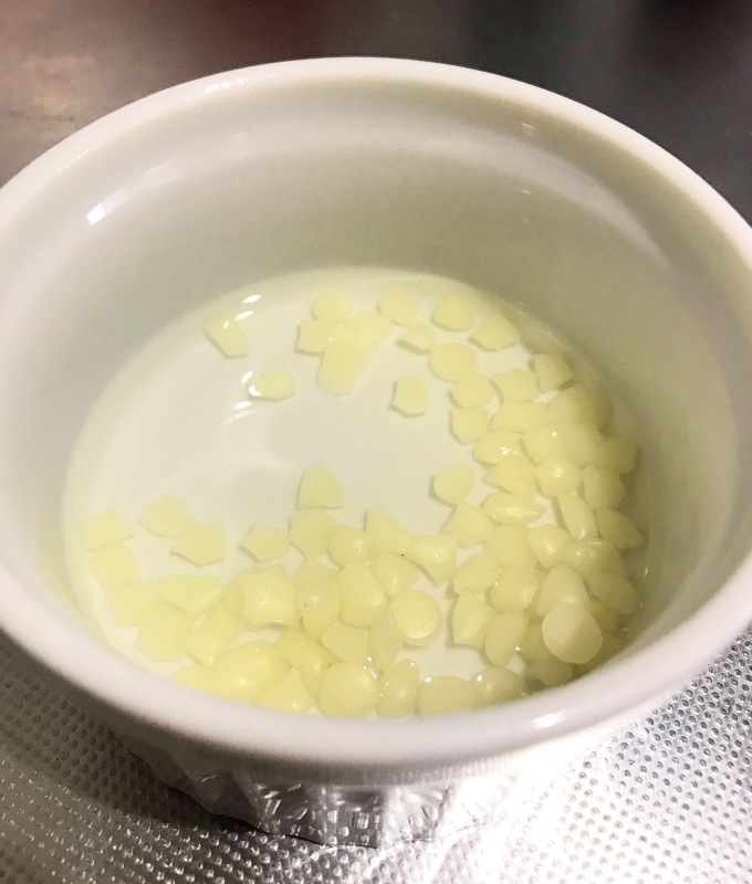 耐熱容器にオイル、みつろうを入れ湯煎で溶かします。
