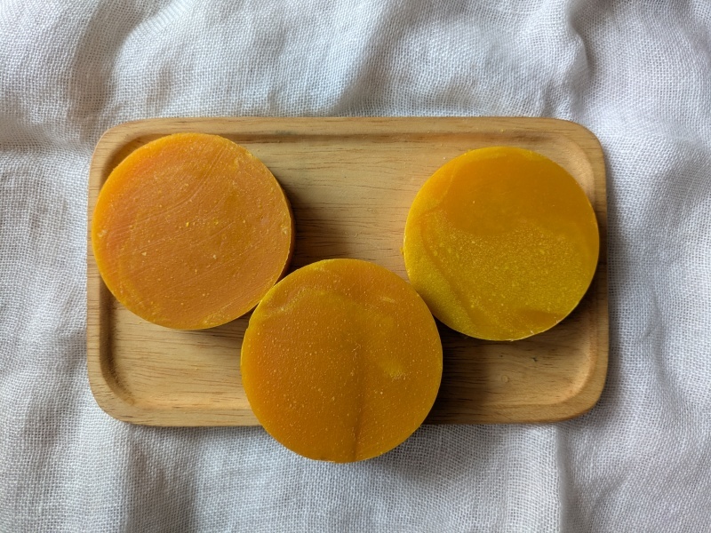 鮮やかなオレンジクレイ石けん