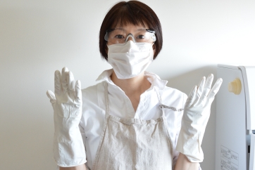 作る前にゴム手袋、保護メガネ（メガネ）を身につけます。