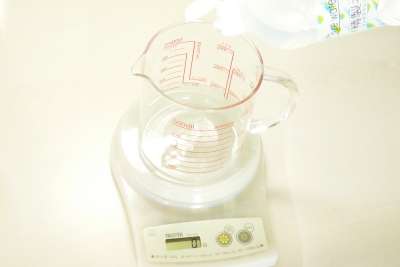 精製水をはかる