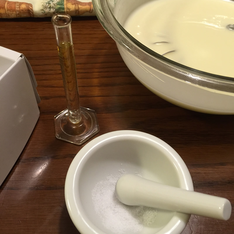 石けんに塩を入れて塩石けん作り。 Salt Soap