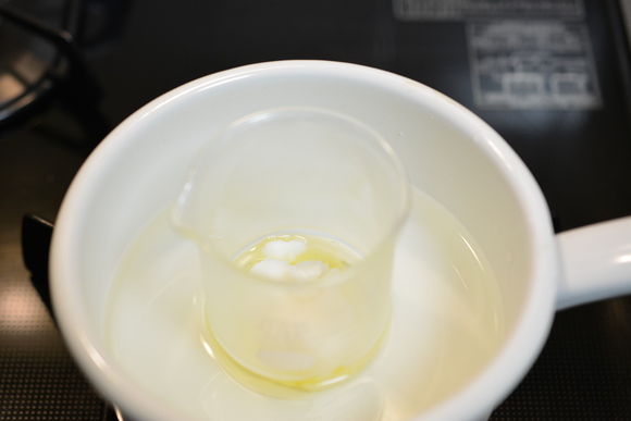シアとホホバを湯煎にかける