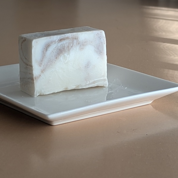 やさしいベージュ色のラスール石けん